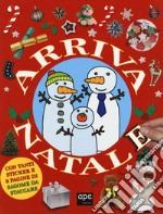 Arriva Natale. Con adesivi. Ediz. a colori libro