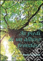 Ai piedi di un albero frondoso libro