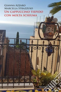 Un cappuccino tiepido con molta schiuma