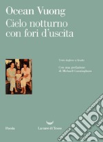 Cielo notturno con fori d'uscita. Testo inglese a fronte libro