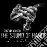 The sound of hands. A photographic journey into the language of musicians hands. Ediz. illustrata libro