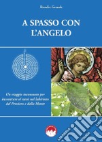 A spasso con l'angelo. Un viaggio inconsueto per incontrare sé stessi nel labirinto del pensiero e della mente. Nuova ediz. libro