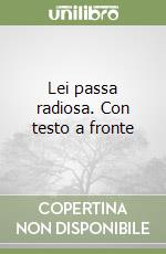 Lei passa radiosa. Con testo a fronte libro