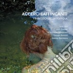 Accerchiati incanti. Ediz. italiana e inglese