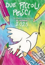 Due piccoli pesci 2023. Calendario giornaliero da colorare! Ediz. illustrata libro