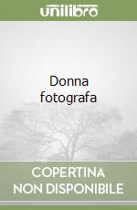 Donna fotografa libro