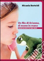 Un filo di Arianna, di mano in mano. Bambini raccontati tra fiaba e realtà libro