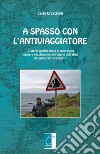 A spasso con l'antiviaggiatore. 12 storie inedite brevi e brevissime nuove e vecchissime dell'uno e dell'altro da entrambi raccontate libro di Crescitelli Carlo