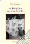 La bambina sotto al tavolo libro