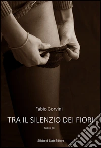 Tra il silenzio dei fiori libro
