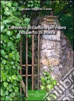 Cammini accanto a un muro ricoperto di edera libro