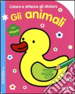 Gli animali. Cuccioli. Colora e attacca gli stickers. Ediz. illustrata libro