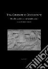 Tra Oriente ed Occidente. Miscellanea di studi sul mondo antico. Ediz. bilingue libro