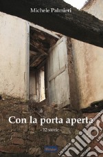 Con la porta aperta. 12 storie libro