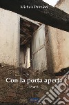 Con la porta aperta. 12 storie libro