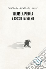 Tirar la piedra y besar la mano