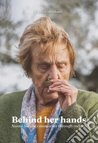 Behind her hands. Nonna Nerina's memories through recipes libro