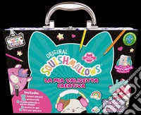 Squishmallows. La mia valigetta creativa. Con 5 matite a due colori. Con 10 pennarelli. Con 2 penne con inchiostro gel. Con Adesivi libro