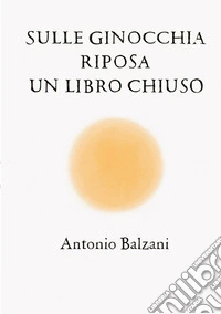 Sulle ginocchia riposa un libro chiuso libro