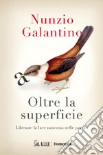 Oltre la superficie. Liberare la luce nascosta nelle parole libro