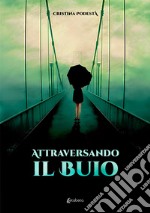 Attraversando il buio libro