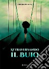 Attraversando il buio libro