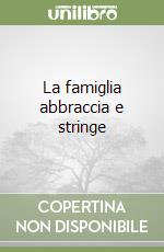 La famiglia abbraccia e stringe libro