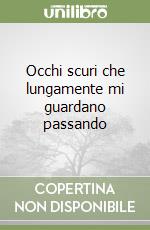 Occhi scuri che lungamente mi guardano passando libro