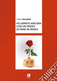 Ho girato ancora con un pezzo di pane in mano libro