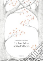 La bambina sotto l'albero libro