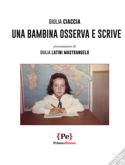 Una bambina osserva e scrive