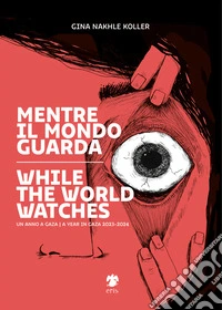 Mentre il mondo guarda-While the world watches. Ediz. bilingue libro