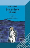 Sola di fronte al mare libro