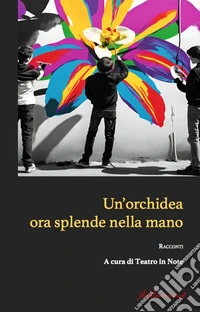 Un'orchidea ora splende nella mano libro