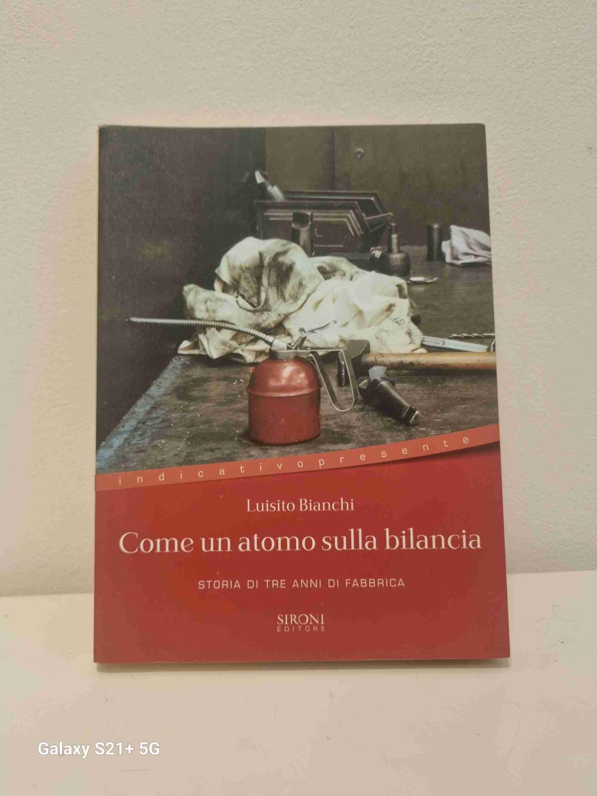 Come un atomo sulla bilancia. Storia di tre anni di fabbrica libro usato