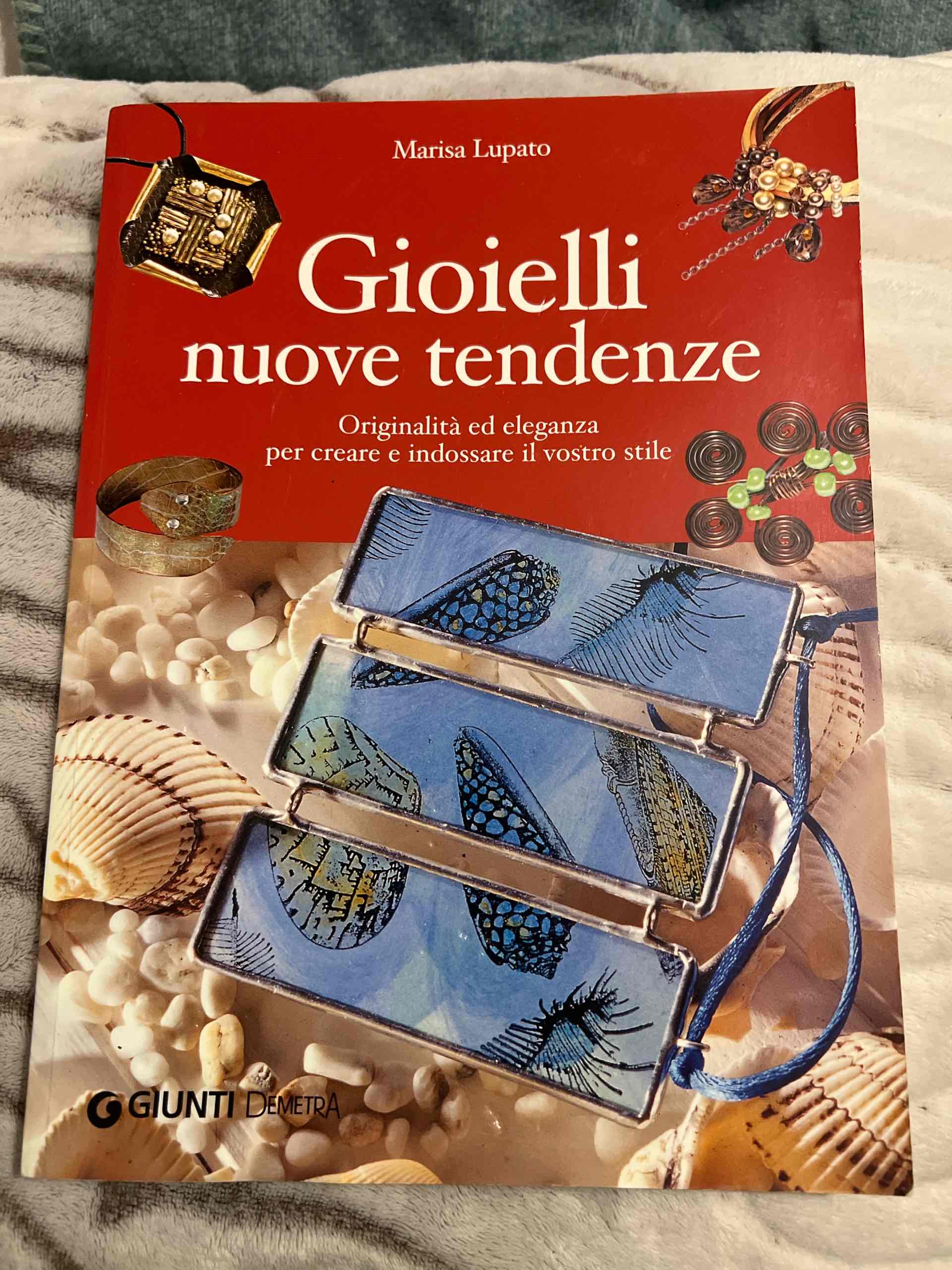 Gioielli nuove tendenze. Originalità ed eleganza per creare e indossare il vostro stile libro usato