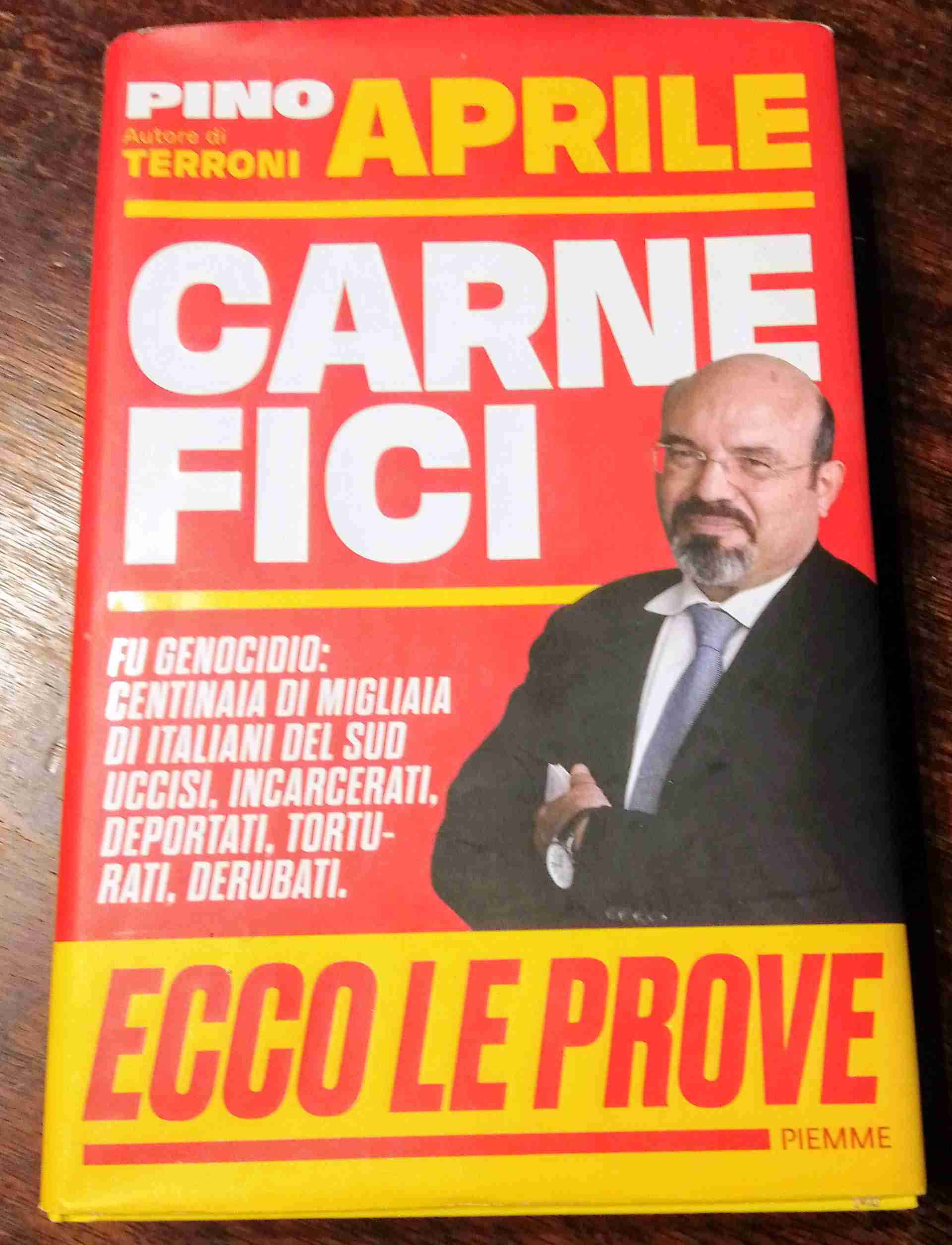 CARNEFICI  libro usato